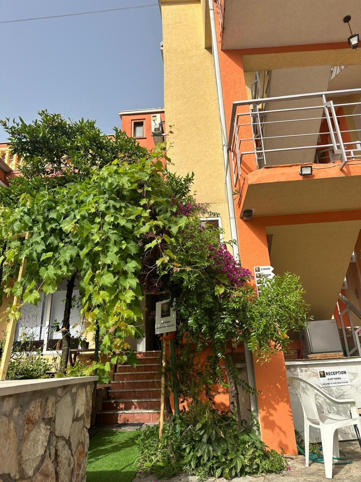 Themis Apart Hotel Котор Екстериор снимка
