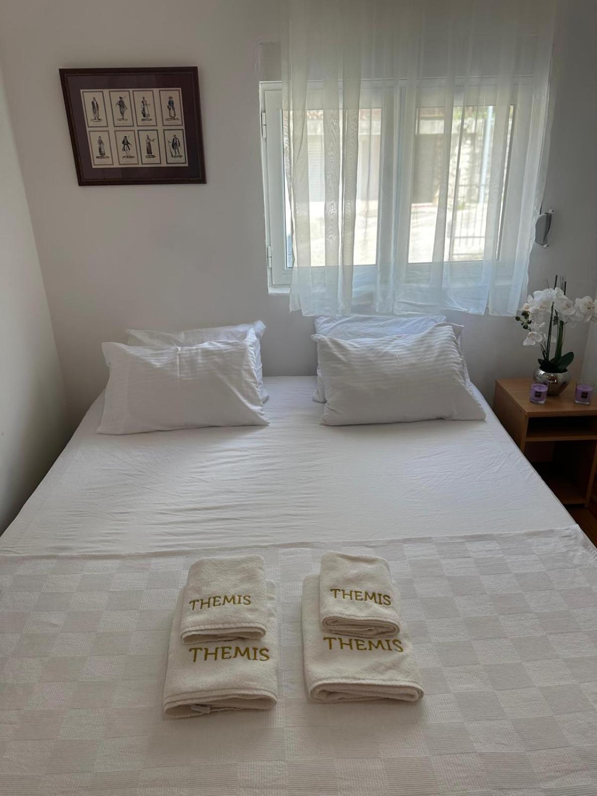 Themis Apart Hotel Котор Екстериор снимка